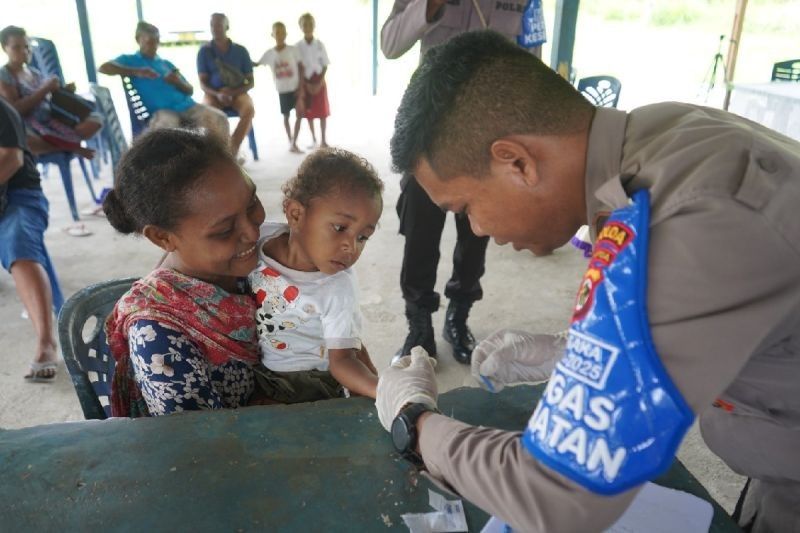 Polres Jayapura Periksa Kesehatan Warga Kehiran, Pererat Hubungan dan Tingkatkan Kesadaran