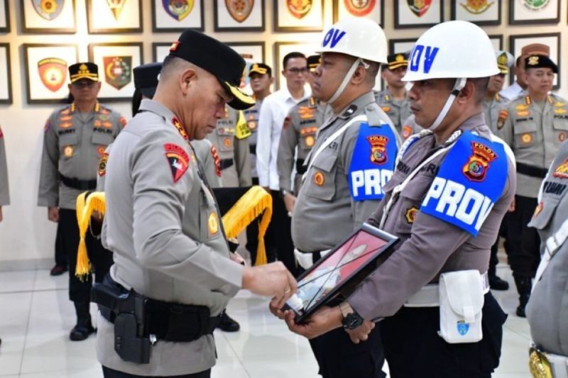 Polda NTT Pecat Satu Perwira, Dua Lainnya Naik Pangkat: Sebuah Upacara Penuh Kontras