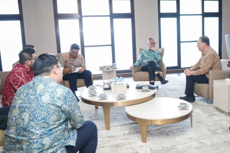 Menperin Cari Solusi Kelangkaan Bahan Baku Industri Kelapa: Petani atau Eksportir?
