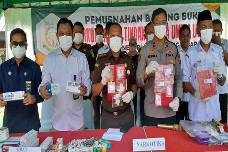 Kejari Kobar Musnahkan 1 Ton Lebih Barang Bukti Narkoba dan Senjata Tajam