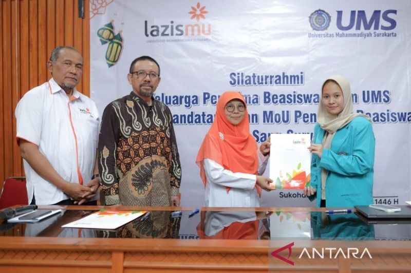 UMS Beri Bantuan Pendidikan: 13 Mahasiswa Dapat Beasiswa Kader Sang Surya