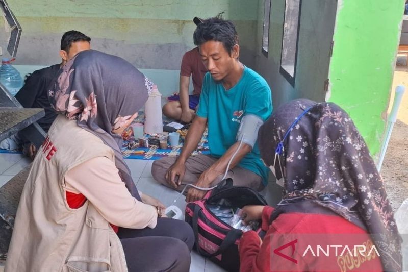 Dinkes Cianjur Periksa Warga Korban Banjir hingga ke Rumah, 80 Orang Alami Demam dan Gatal