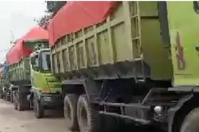 Truk Parkir Sembarangan di Lebak, Banten: DPRD Desak Pemerintah Tindak Tegas