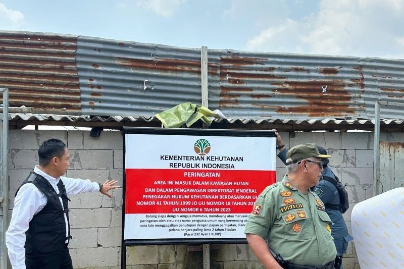 Kemenhut Temukan 5 Titik Pembuangan Sampah Ilegal di Hutan Karawang, Ancaman Pidana Mengintai!