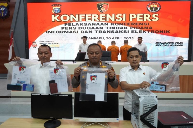 Polda Riau Bongkar Sindikat Pemalsuan Dokumen Resmi, Jual Online Lewat Medsos!