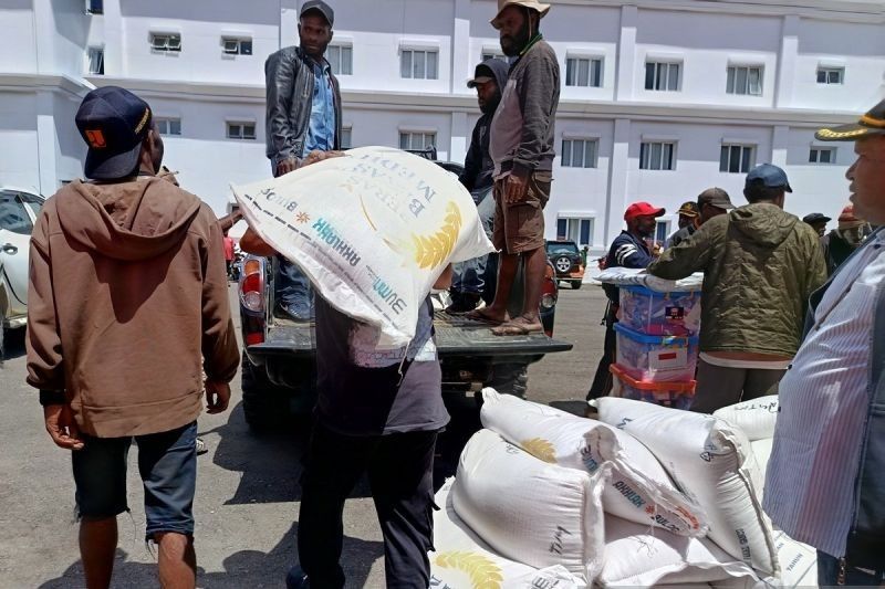 Pemkab Jayawijaya Salurkan Bantuan Logistik ke Distrik Terdampak Banjir