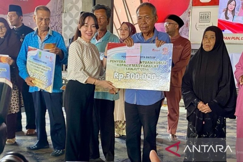 Pemkot Batam Salurkan Bansos Rp600 Juta untuk 2.000 Lansia