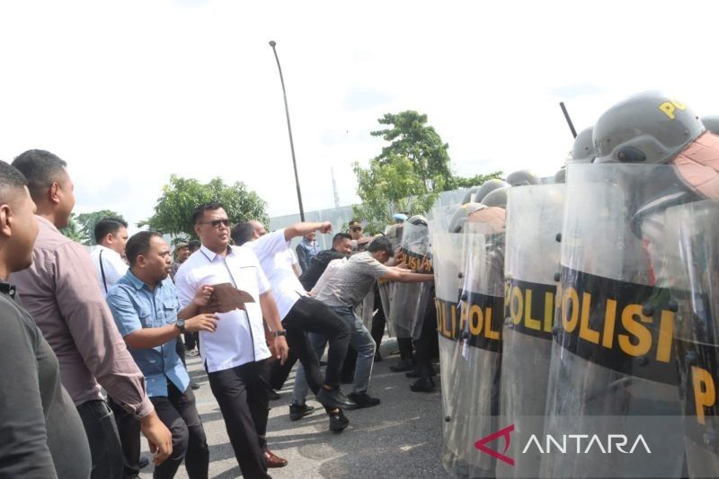 Polresta Kendari Gelar Simulasi Amankan Unjuk Rasa Hari Buruh 2025