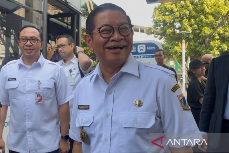 Gubernur DKI Jakarta Patuhi Ingub, Naik Transjakarta Menuju Agenda Kerja