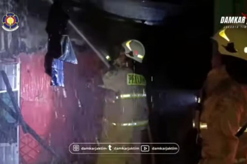 Kebakaran Cililitan Hanguskan Tiga Bangunan, Lima Jiwa Selamat