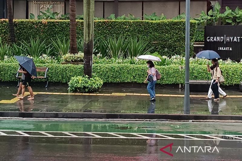 BMKG: Hujan Ringan hingga Lebat Guyur Kota Besar Indonesia, Waspadai Banjir Rob!