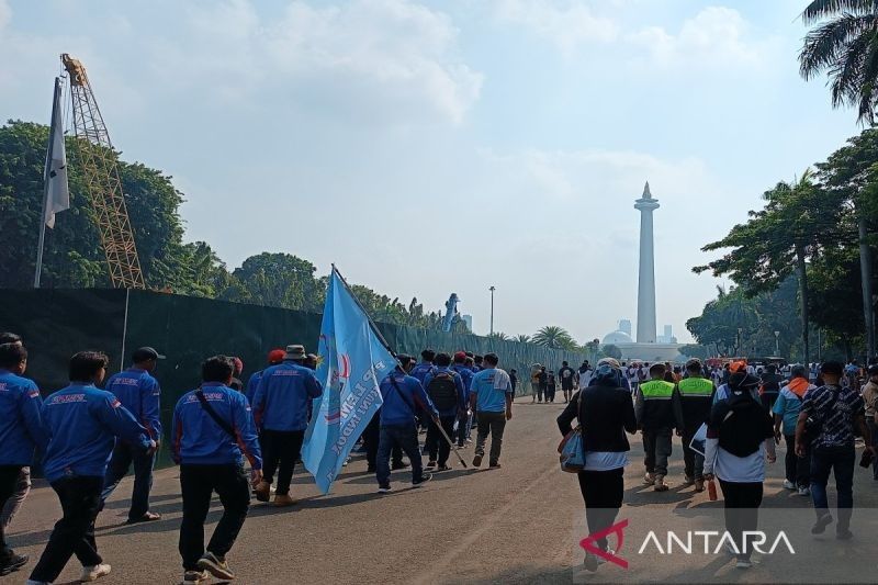 Ribuan Buruh Padati Monas, Rayakan May Day 2025 dan Sampaikan Enam Aspirasi