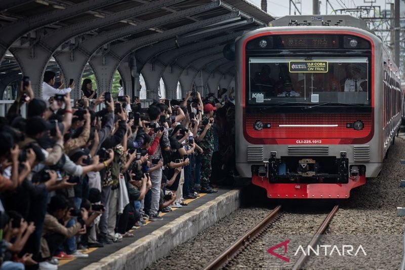 KAI Commuter Siapkan 1.063 Perjalanan Kereta untuk Hari Buruh 2025