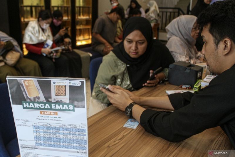 Harga Emas Antam Anjlok Rp33.000 per Gram pada 1 Mei 2024