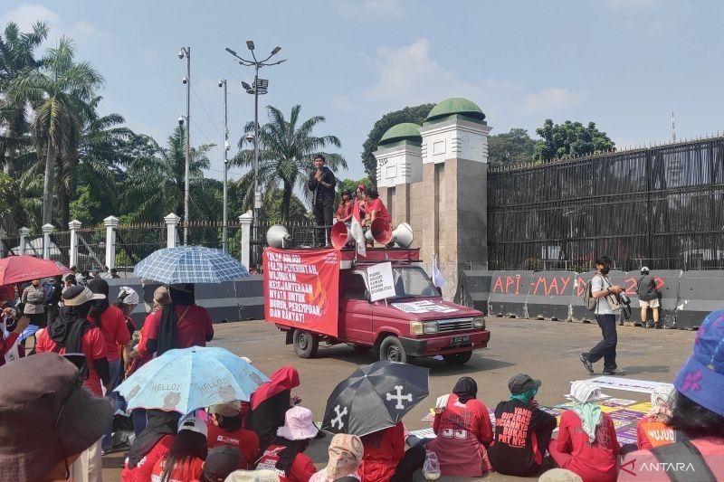 Ribuan Buruh Padati Gedung DPR Rayakan May Day 2025