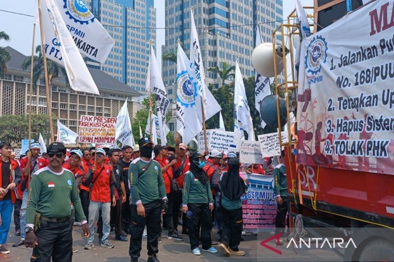 Ribuan Buruh Manufaktur Demo di Patung Kuda, Tuntut Upah Layak dan Tolak PHK