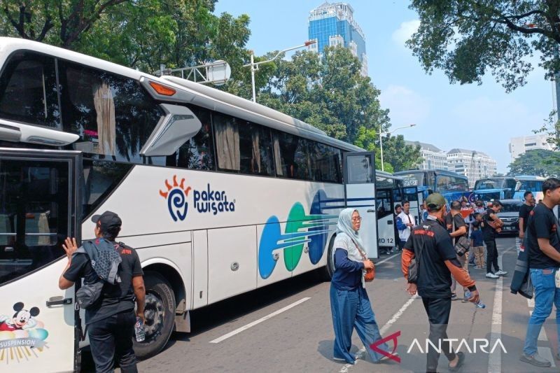 Ratusan Bus Buruh Padati Monas di May Day 2025, Aspirasi dan Pengamanan Ketat