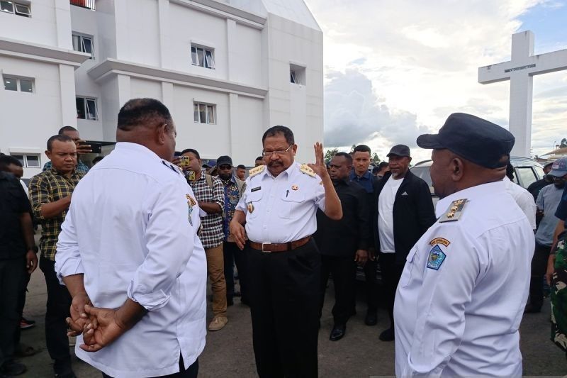 Papua Pegunungan Beri Bantuan 100 Ton Beras untuk Korban Banjir Jayawijaya