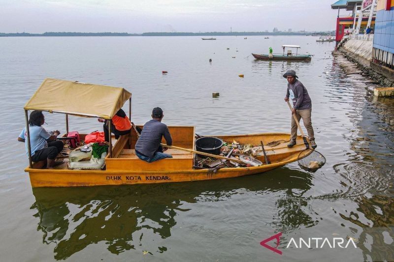 Pemkot Kendari dan Ratusan Pelajar Bersihkan Sampah Plastik di Teluk Kendari