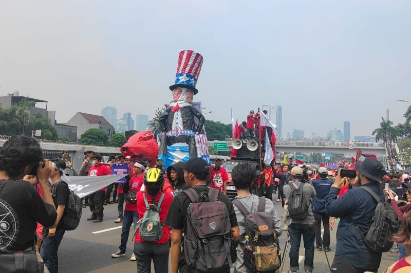 Ribuan Buruh Padati Gedung DPR, Rayakan May Day dan Sampaikan Enam Aspirasi