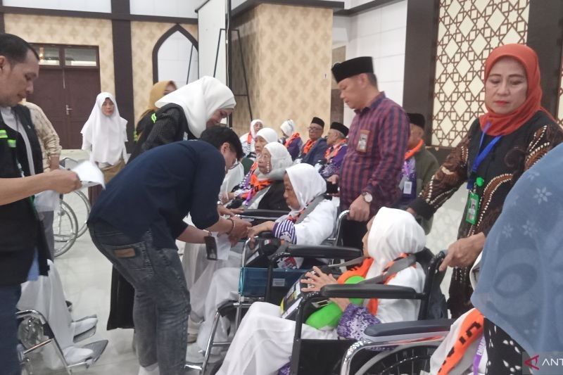 386 Calon Haji Makassar Kloter 1 Berangkat ke Tanah Suci