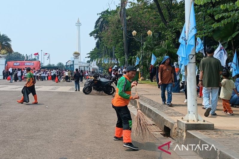 1.050 Petugas DLH Jaga Kebersihan Jakarta saat May Day 2025
