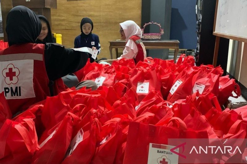 PMI Cianjur Salurkan Bantuan Logistik untuk Korban Banjir Sukaluyu