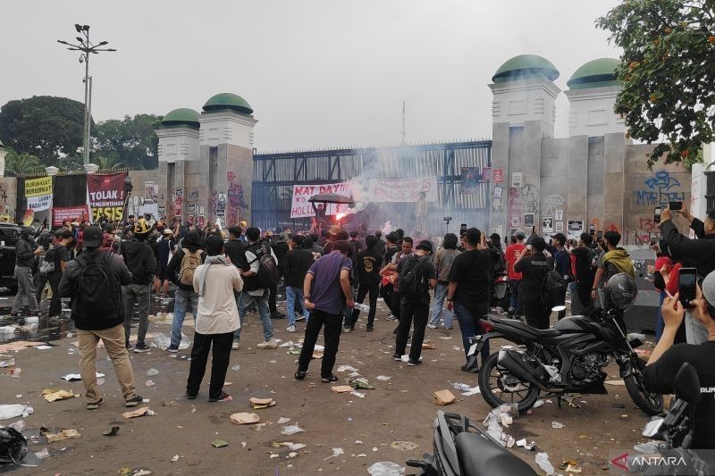 Polisi Bubarkan Massa Buruh di Gedung DPR, Ribuan Personel Dikerahkan