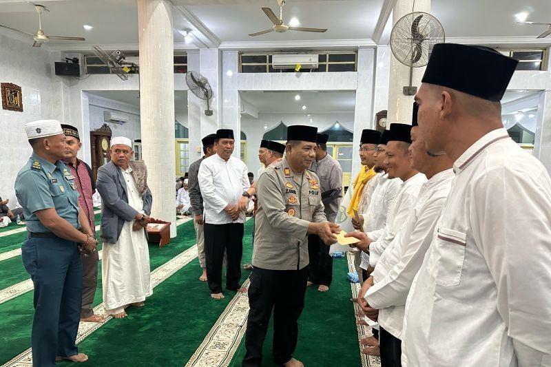 Polres Lingga Amankan Keberangkatan 60 Calon Haji Menuju Embarkasi Batam
