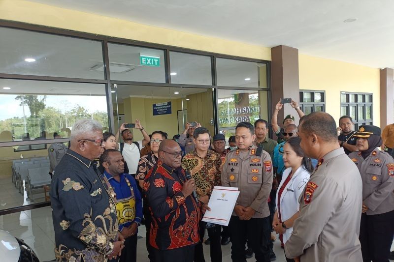 Pemprov Papua Tengah Berikan Dukungan Kesehatan: Dua Ambulans untuk TNI-Polri di Mimika