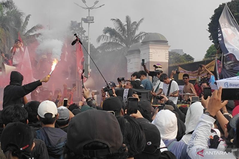 The Brandals Meriahkan Aksi May Day di Depan Gedung DPR, Hibur Ribuan Buruh