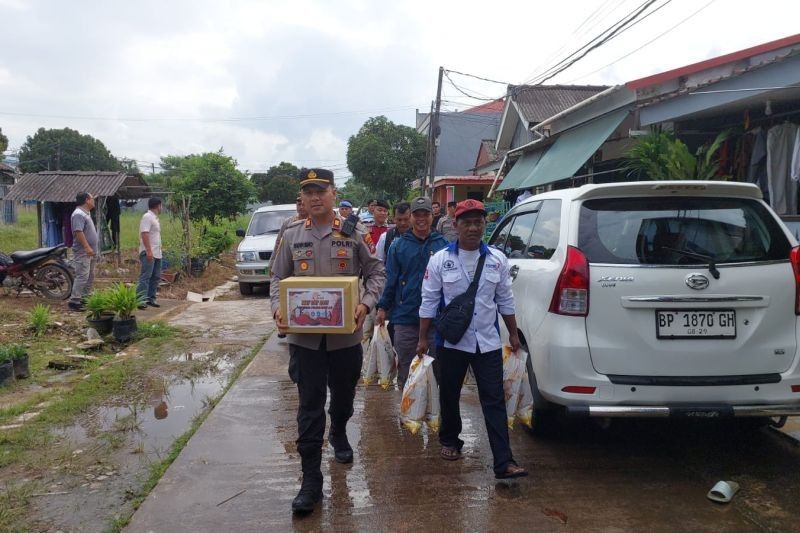 May Day Batam: Polisi dan Buruh Gelar Bakti Sosial, Jalin Sinergi untuk Kondusifitas