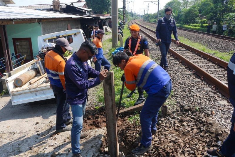 KAI Daop 1 Jakarta Tutup 12 Perlintasan Liar, Tingkatkan Keselamatan Perjalanan Kereta Api