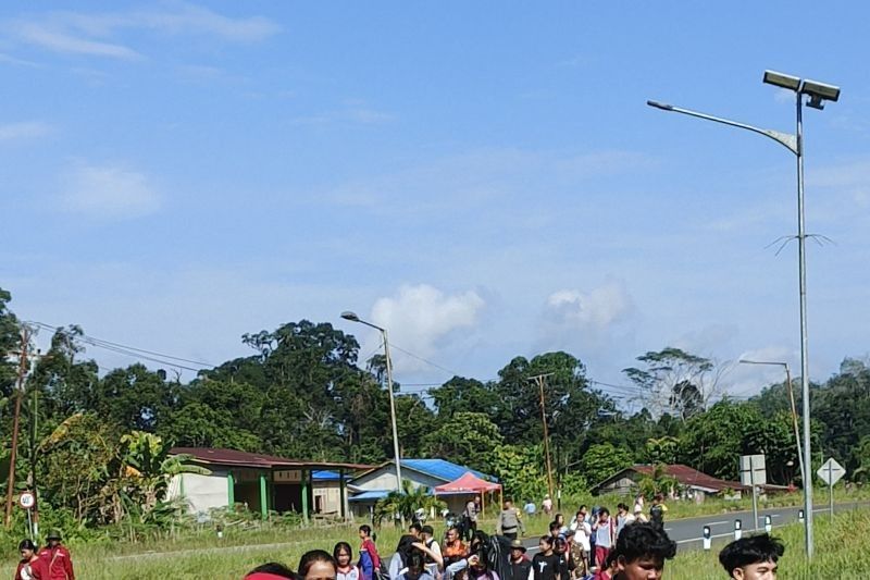 Buruh Sambas Bersihkan Perbatasan, Ubah Persepsi Negatif