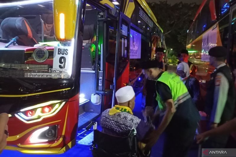 Menag Lepas Jamaah Haji Kloter Pertama: Niat Lillahi Ta'ala Jadi Kunci Keberhasilan