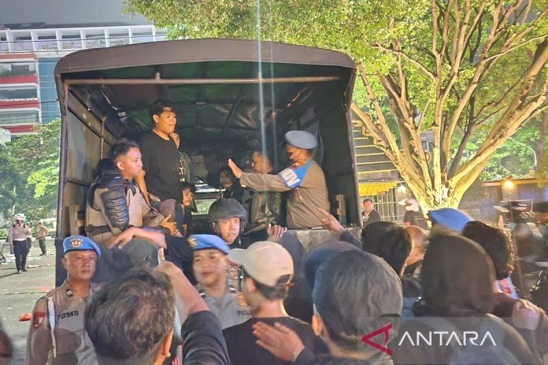 Aksi Ricuh Hari Buruh Semarang: Polisi Amankan Provokator