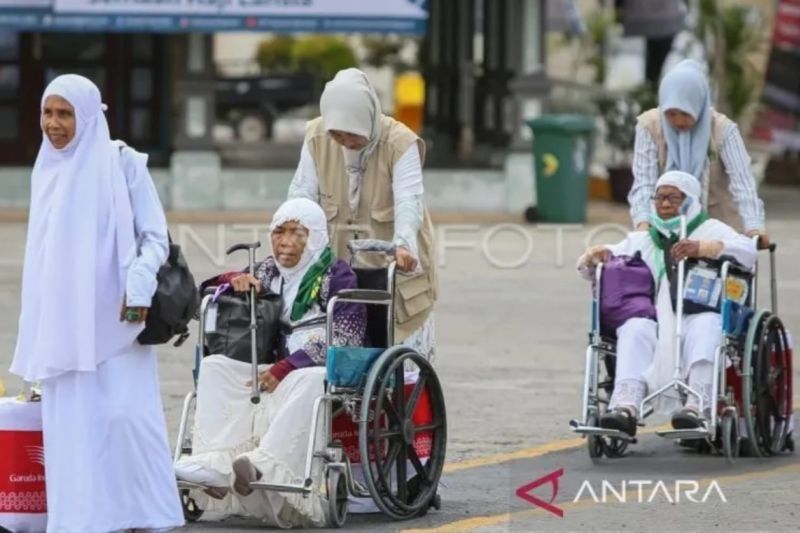 Lima Jamaah Haji Belitung Gunakan Kursi Roda Menuju Tanah Suci