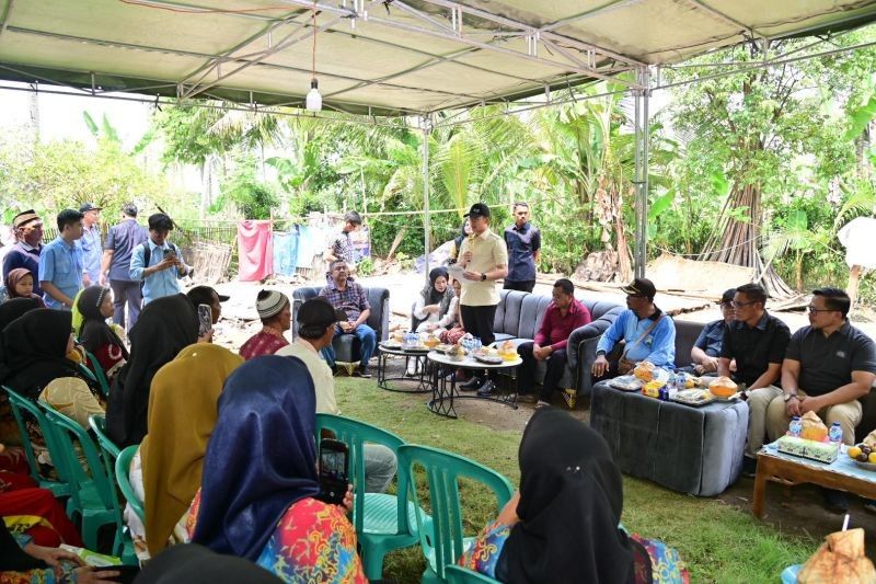 Pemkab Lamsel Berikan Bantuan Perbaikan Rumah Warga Korban Puting Beliung