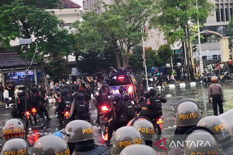 Polisi Bubarkan Aksi Hari Buruh di Semarang: Provokasi Picu Kericuhan