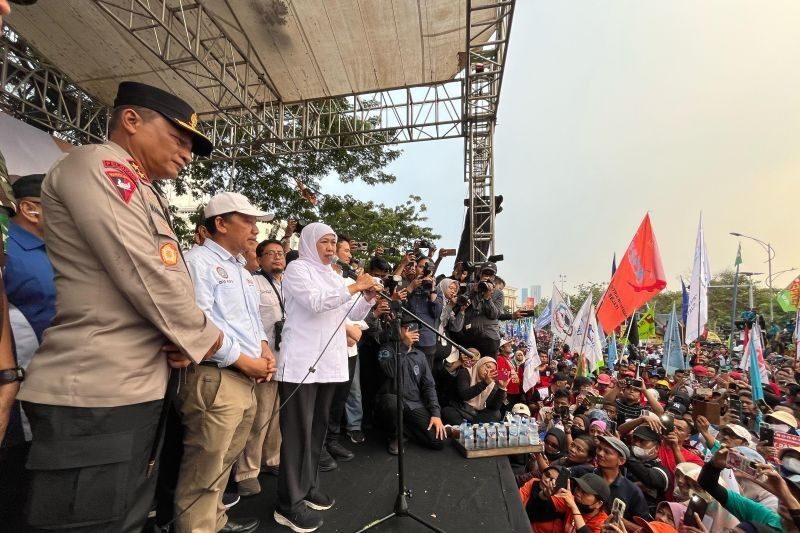 Khofifah Janjikan Pelatihan dan Beasiswa bagi Anak Buruh Jatim, Rayakan May Day dengan Buruh