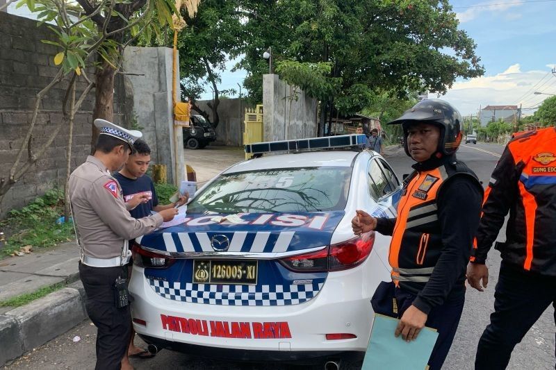 Polresta Denpasar Tertibkan Kendaraan Parkir Liar di Jalan Cargo: Tiga Truk Ditilang