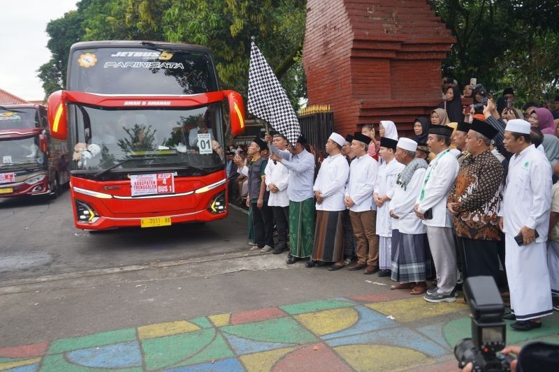 359 Calon Haji Trenggalek Berangkat ke Surabaya, 17 Orang Gagal Terbang