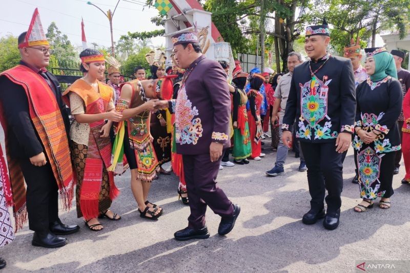 Pesona Adat Nusantara Warnai Hardiknas Kalteng 2025