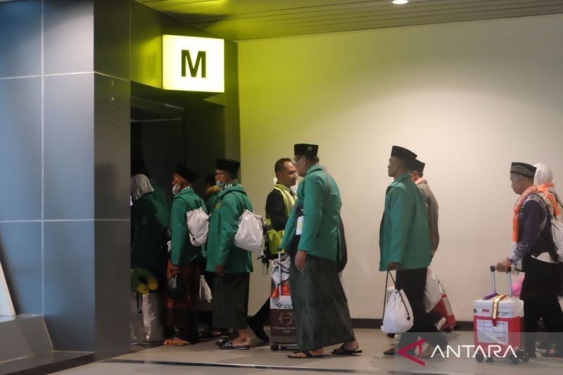 Kloter Pertama Jamaah Haji Jawa Timur Berangkat ke Tanah Suci