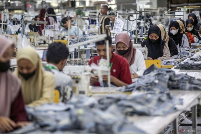 OJK Ingatkan Bank: Salurkan Kredit ke Industri TPT dengan Hati-Hati!