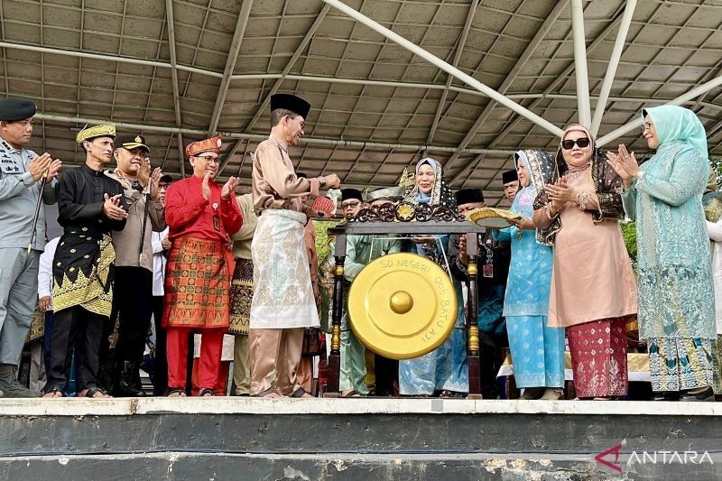 Pemkot Batam Berikan Bantuan SPP dan Seragam Gratis untuk Siswa Tidak Mampu