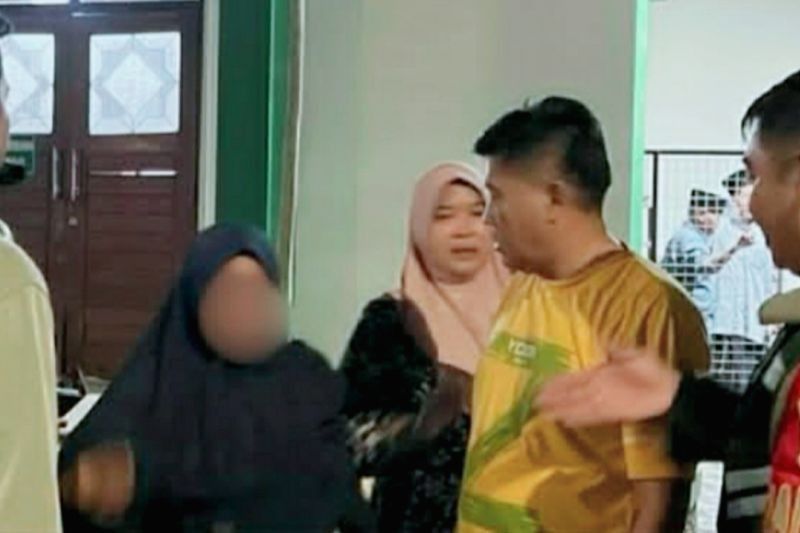 Satpol PP Karawang Tangkap Copet di Acara Pelepasan Calon Jamaah Haji