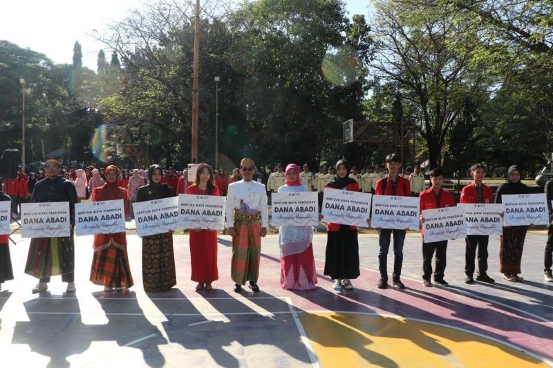Unhas Berikan Bantuan Biaya Pendidikan Rp300 Juta untuk 300 Mahasiswa di Hari Pendidikan Nasional