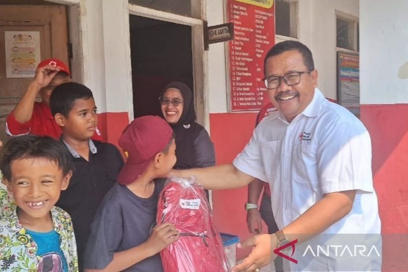 PMI Cianjur Salurkan Bantuan Alat Sekolah untuk Korban Banjir