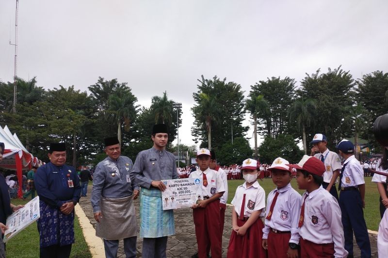 2.000 Siswa Kota Jambi Terima Beasiswa Kartu Bahagia